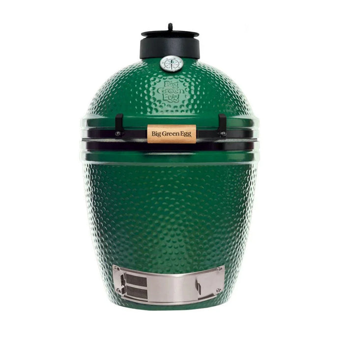 Hombre sostiene paquete de astillas de madera para ahumar, ideal para asados, parrilla y bbq