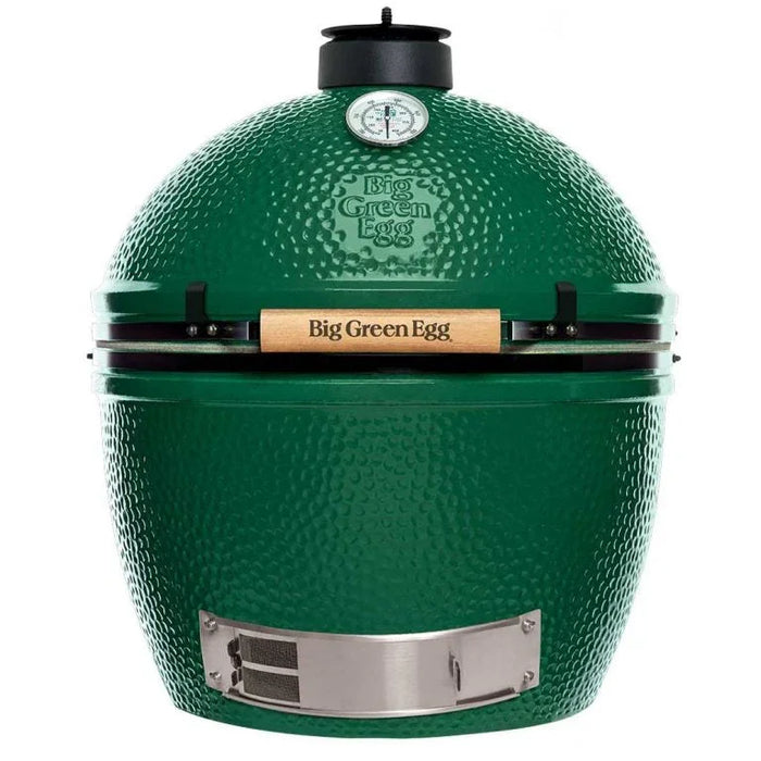 Hombre sostiene paquete de astillas de madera para ahumar, ideal para asados, parrilla, ahumados y bbq