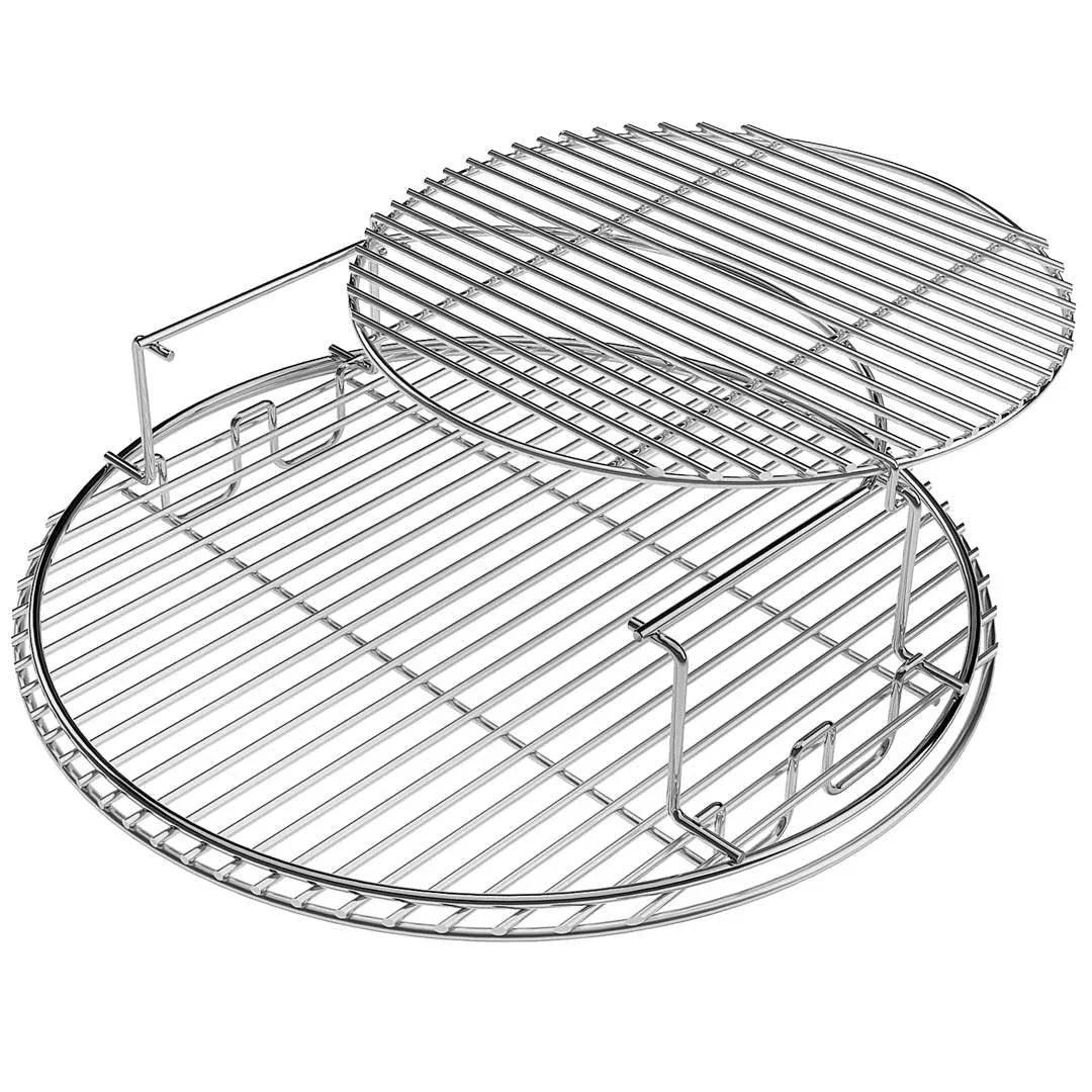 Hombre sostiene paquete de astillas de madera para ahumar, ideal para asados, parrilla, ahumados y bbq