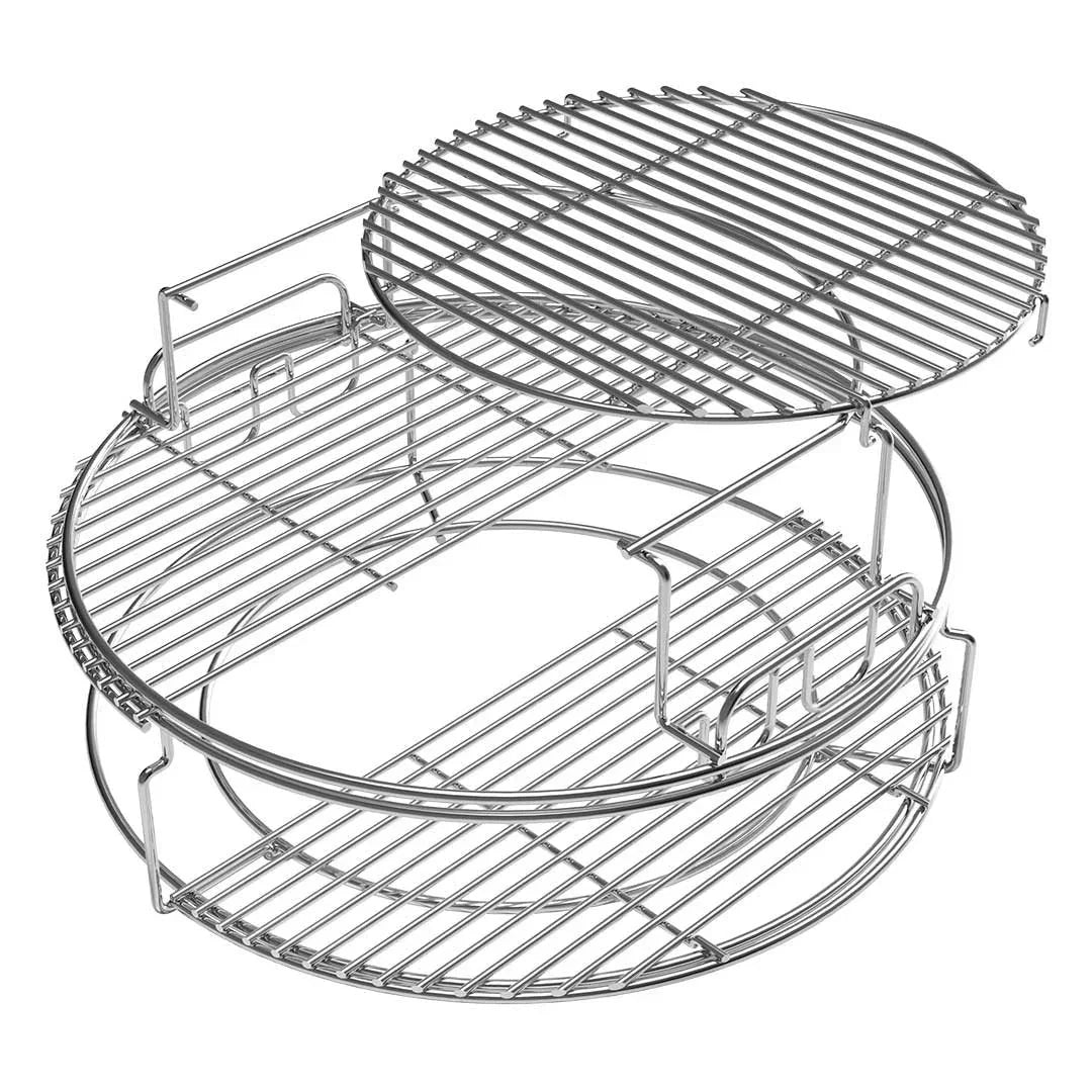 Hombre sostiene paquete de astillas de madera para ahumar, ideal para asados, parrilla y bbq