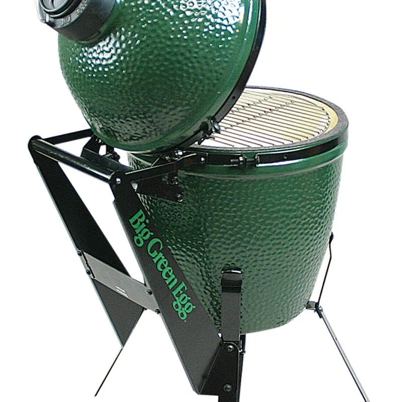 Hombre sostiene paquete de astillas de madera para ahumar, ideal para asados y parrilla