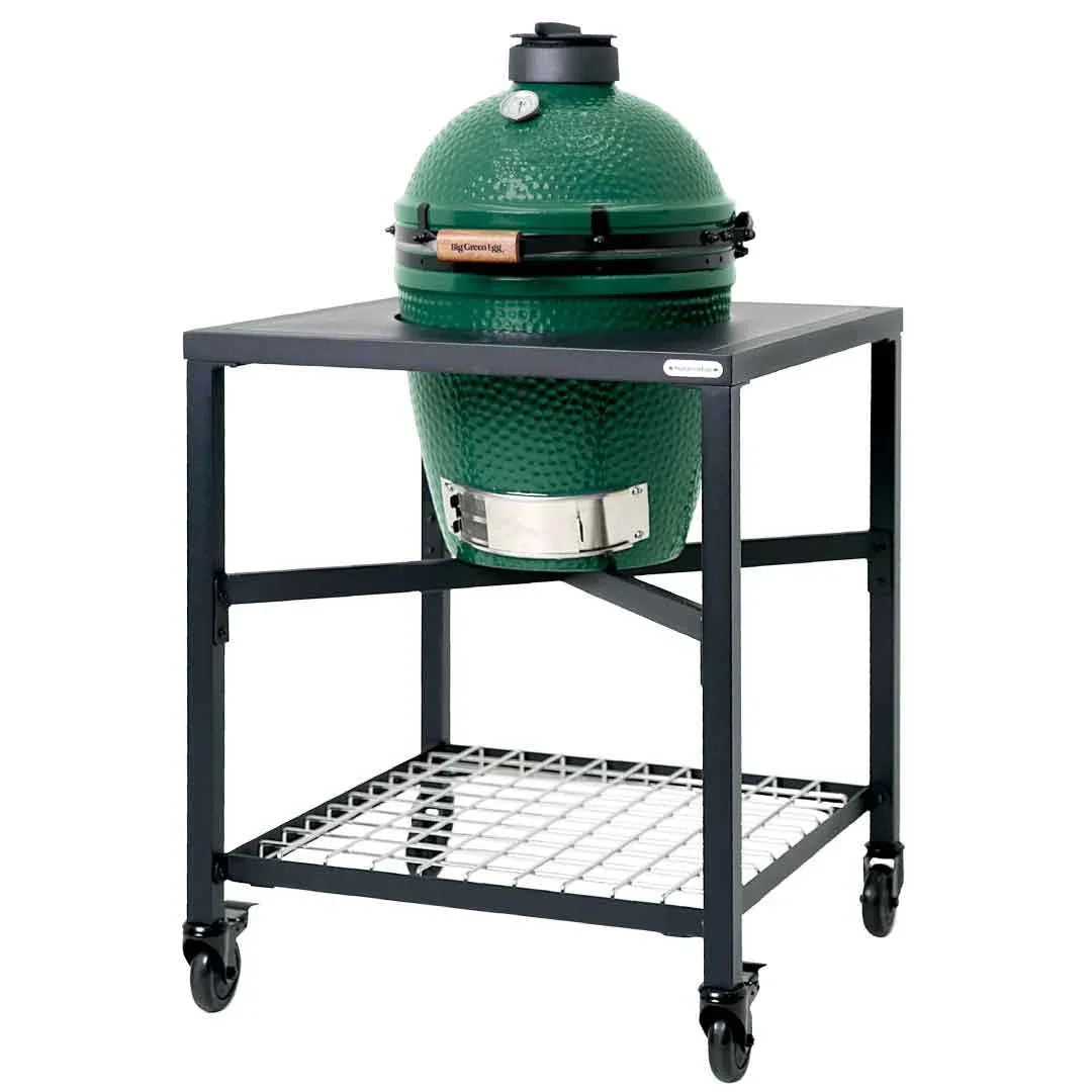 Hombre sostiene paquete de astillas de madera para ahumar, ideal para asados y parrilla