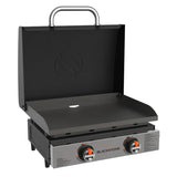 Hombre sostiene paquete de astillas de madera para ahumar, ideal para asados, parrilla y bbq