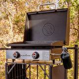 Hombre sostiene paquete de astillas de madera para ahumar, perfecto para asados y bbq en parrilla