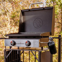 Hombre sostiene paquete de astillas de madera para ahumar, perfecto para asados y bbq en parrilla