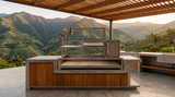 Parrilla argentina empotrada en mesón de concreto de cocina exterior con pérgola de madera