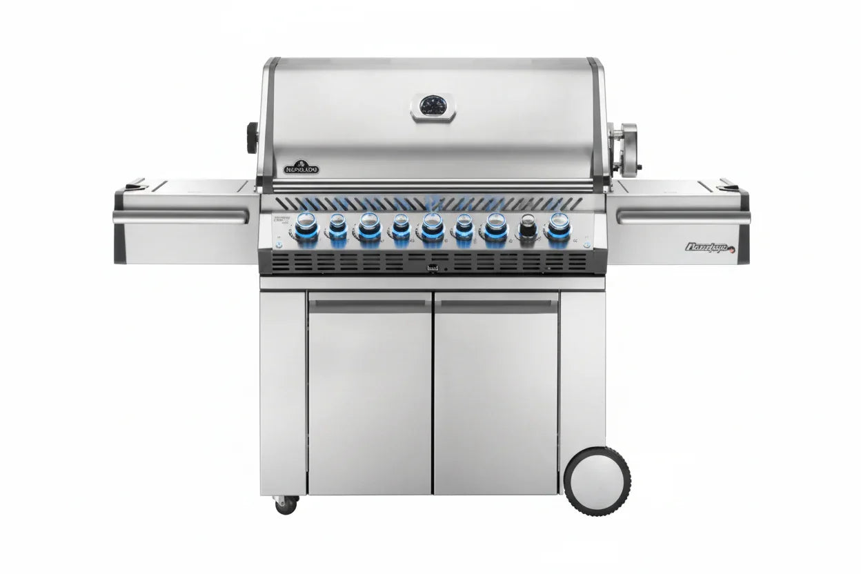 Hombre sostiene paquete de astillas de madera para ahumar, ideal para asados, parrilla y bbq