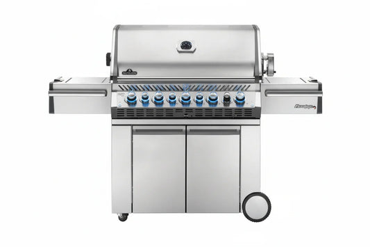 Hombre sostiene paquete de astillas de madera para ahumar, ideal para asados, parrilla y bbq