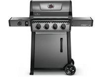Asador a gas de cuatro quemadores con ruedas, ideal para parrilla y asados.