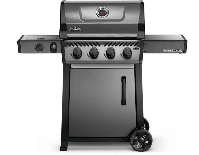 Asador a gas de cuatro quemadores con ruedas, ideal para parrilla y asados.