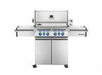Hombre sostiene paquete de astillas de madera para ahumar, ideal para asados, parrilla, ahumados y bbq