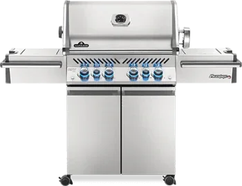 Hombre sostiene paquete de astillas de madera para ahumar, ideal para asados y parrilla