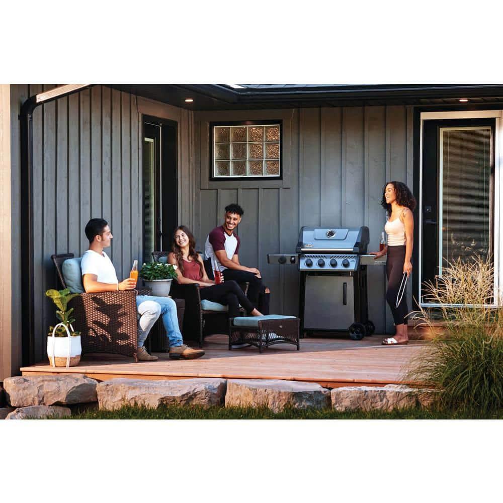 Hombre sostiene paquete de astillas de madera para ahumar, ideal para asados, parrilla y bbq