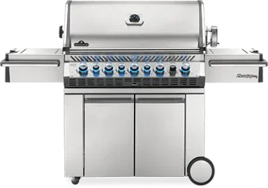 Hombre sostiene paquete de astillas de madera para ahumar, ideal para asados y bbq