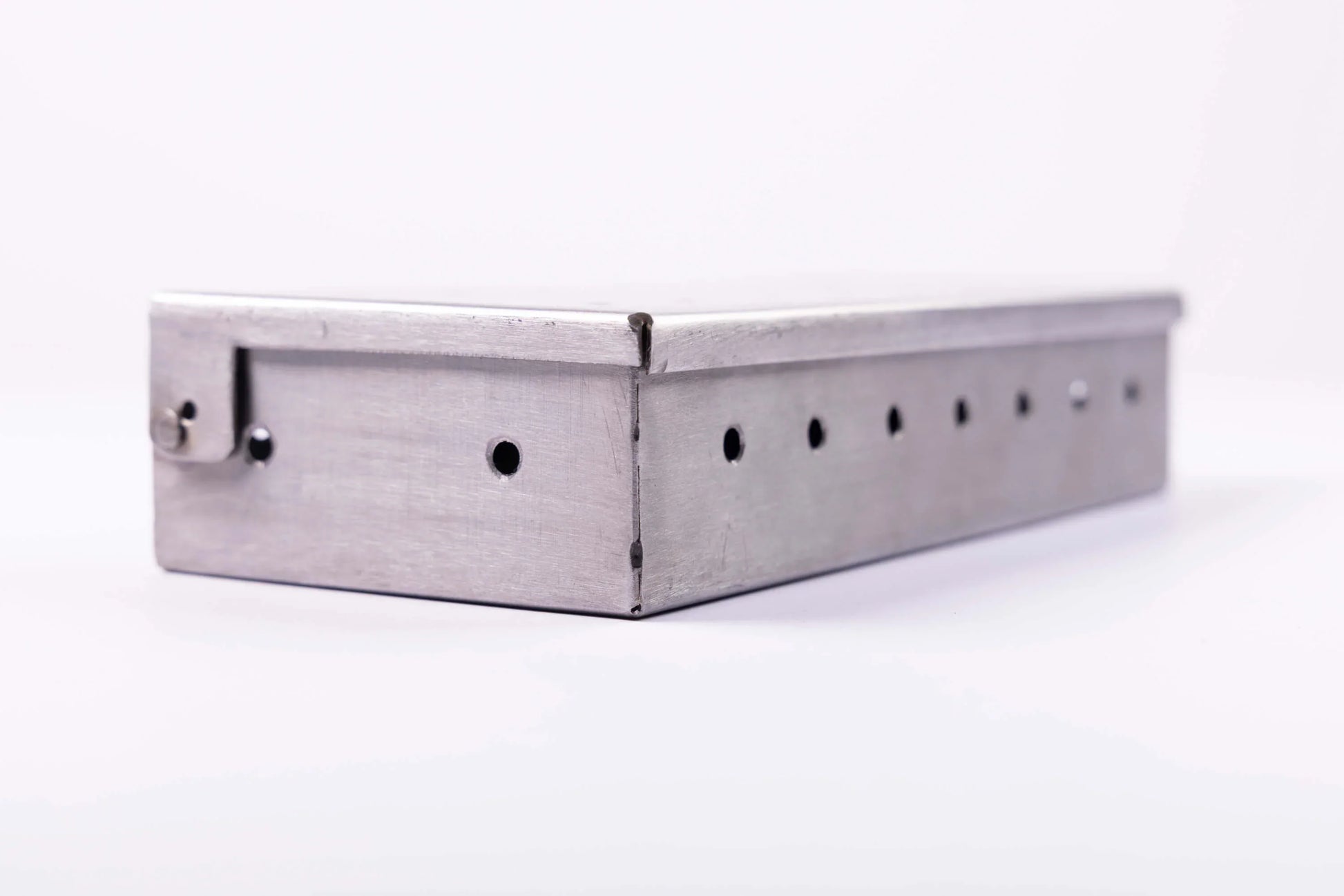 Caja ahumadora metálica para asados y parrillas, ideal para generar humo en barbacoas