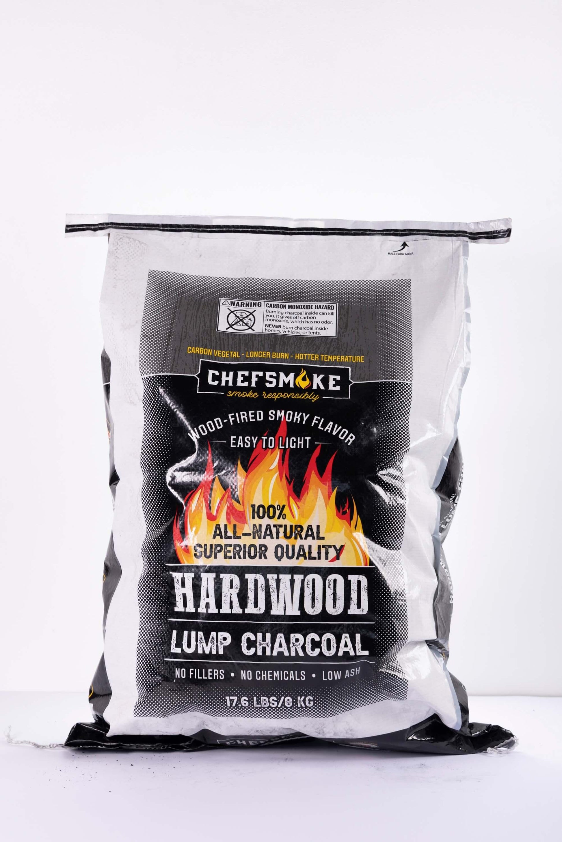 Hombre sostiene paquete de astillas de madera para ahumar, ideal para asados, parrilla y bbq