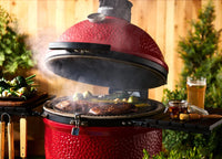 Hombre sostiene paquete de astillas de madera para ahumar, ideal para asados, parrilla, ahumados y bbq
