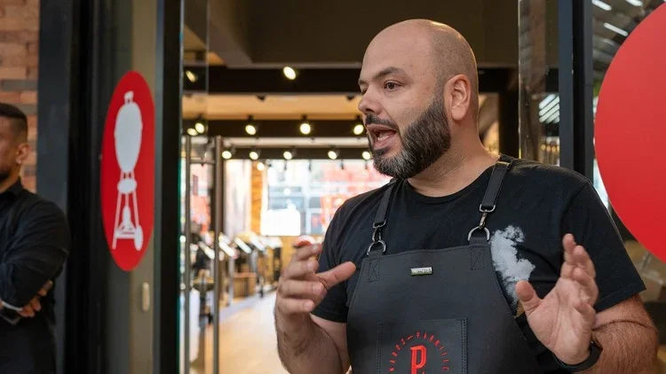 Hombre sostiene paquete de astillas de madera para ahumar, ideal para asados, parrilla y bbq