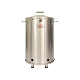 Hombre sostiene paquete de astillas de madera para ahumar, ideal para asados, parrilla y bbq