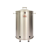 Hombre sostiene paquete de astillas de madera para ahumar, ideal para asados, parrilla y bbq