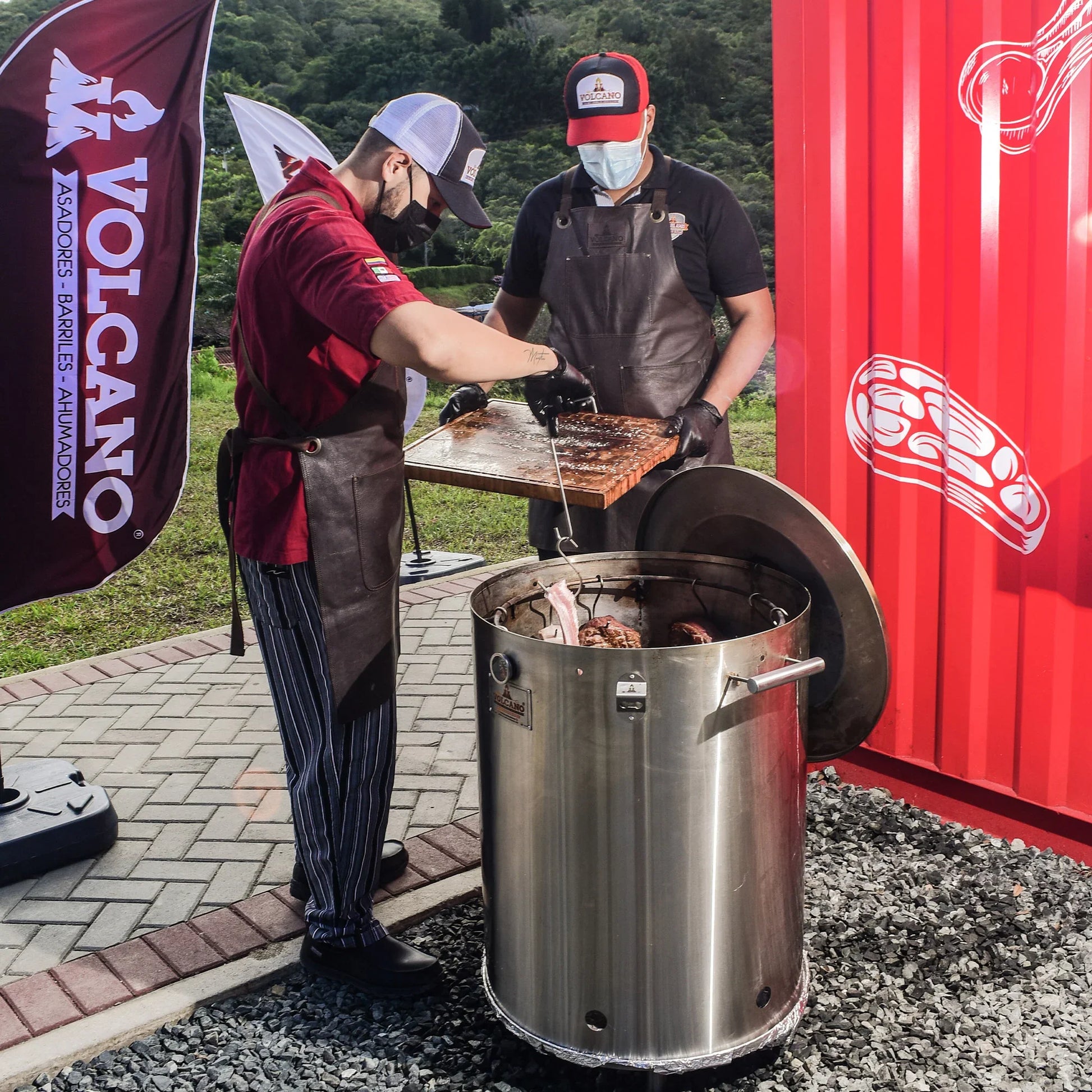 Hombre sostiene paquete de astillas de madera para ahumar, ideal para asados, parrilla y bbq