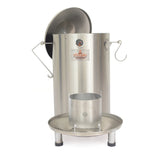 Hombre sostiene paquete de astillas de madera para ahumar, ideal para asados, parrilla y bbq