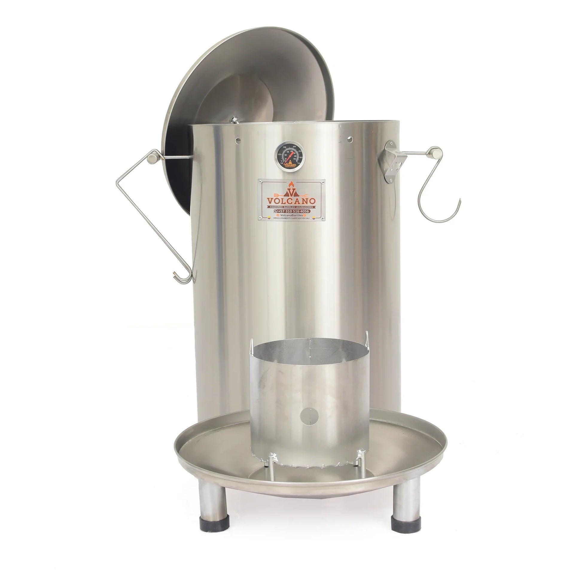 Hombre sostiene paquete de astillas de madera para ahumar, ideal para asados, parrilla y bbq