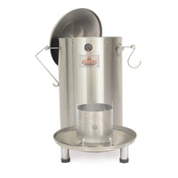 Hombre sostiene paquete de astillas de madera para ahumar, ideal para asados, parrilla y bbq