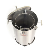 Hombre sostiene paquete de astillas de madera para ahumar, ideal para asados, parrilla, ahumados y bbq