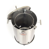 Hombre sostiene paquete de astillas de madera para ahumar, ideal para asados, parrilla, ahumados y bbq