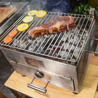 Hombre sostiene paquete de astillas de madera para ahumar ideal para asados, parrilla y BBQ