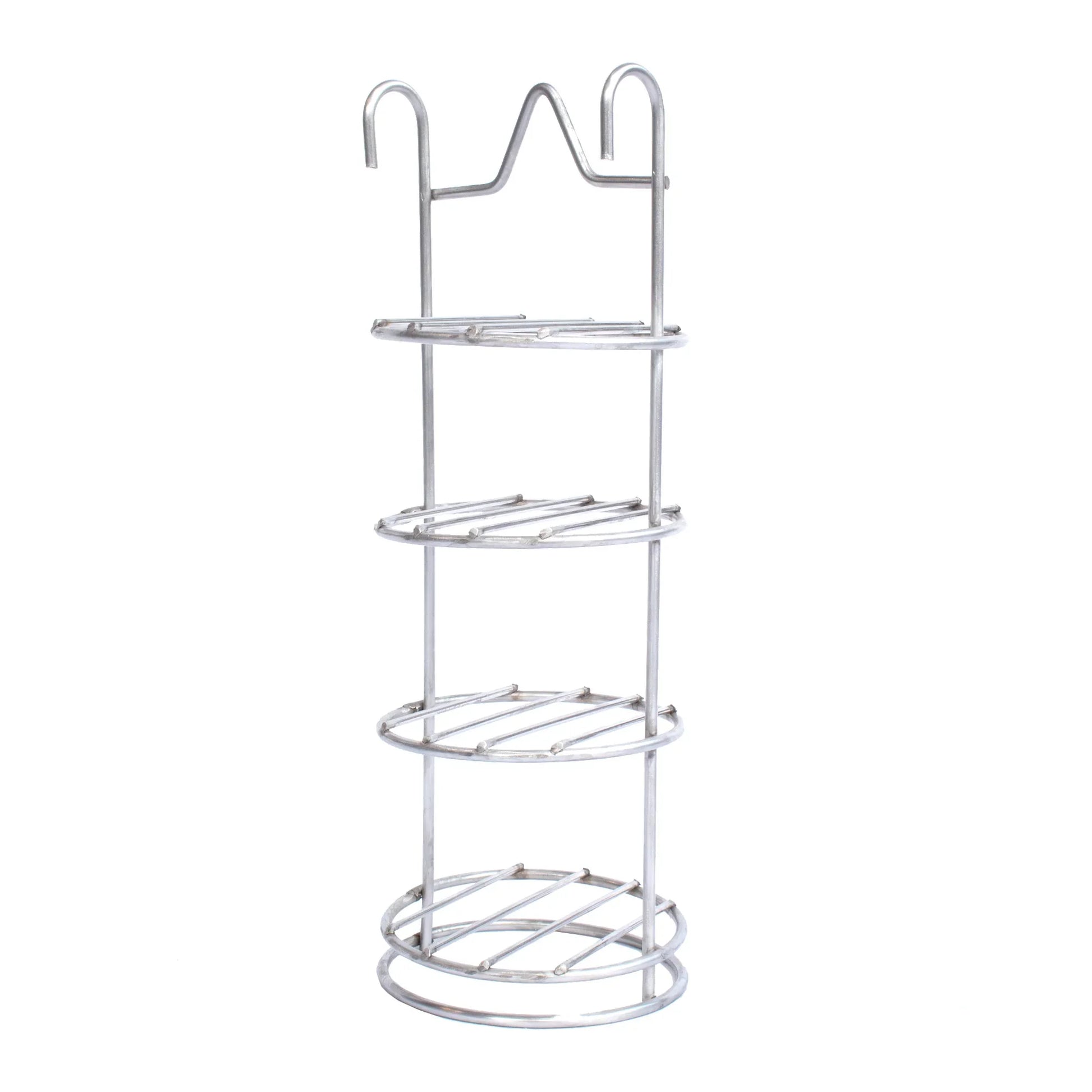 Hombre sostiene paquete de astillas de madera para ahumar, ideal para asados y bbq