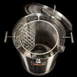 Hombre sostiene paquete de astillas de madera para ahumar, ideal para asados, parrilla, ahumados y bbq