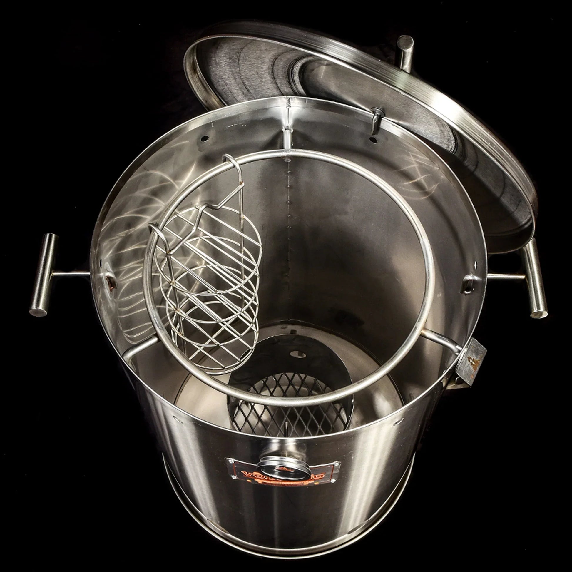 Hombre sostiene paquete de astillas de madera para ahumar, ideal para asados, parrilla, ahumados y bbq