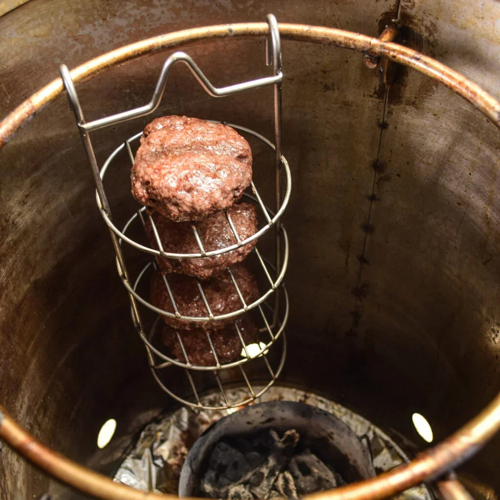 Hombre sostiene paquete de astillas de madera para ahumar, ideal para asados, parrilla, ahumados y bbq