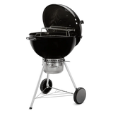 Hombre sostiene paquete de astillas de madera para ahumar, ideal para asados, parrilla y bbq