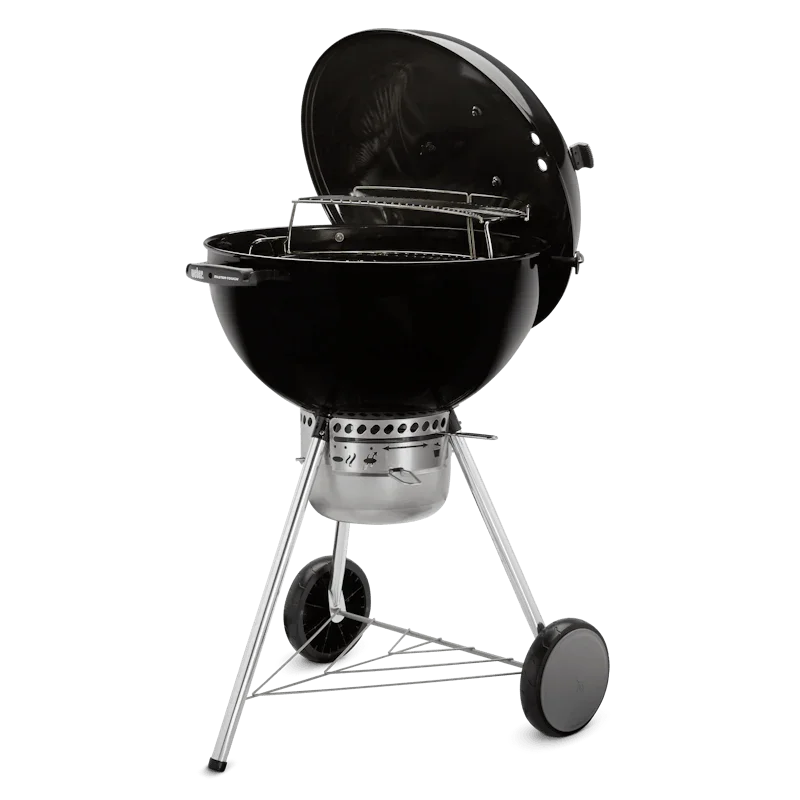 Hombre sostiene paquete de astillas de madera para ahumar, ideal para asados, parrilla y bbq