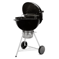 Hombre sostiene paquete de astillas de madera para ahumar, ideal para asados, parrilla y bbq