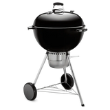 Hombre sostiene paquete de astillas de madera para ahumar, ideal para asados, parrilla y bbq