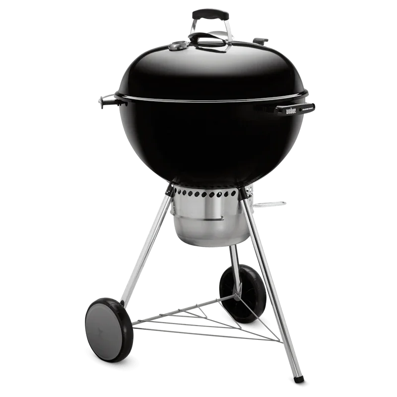 Hombre sostiene paquete de astillas de madera para ahumar, ideal para asados, parrilla y bbq