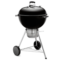 Hombre sostiene paquete de astillas de madera para ahumar, ideal para asados, parrilla y bbq