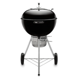 Hombre sostiene paquete de astillas de madera para ahumar, ideal para asados y bbq