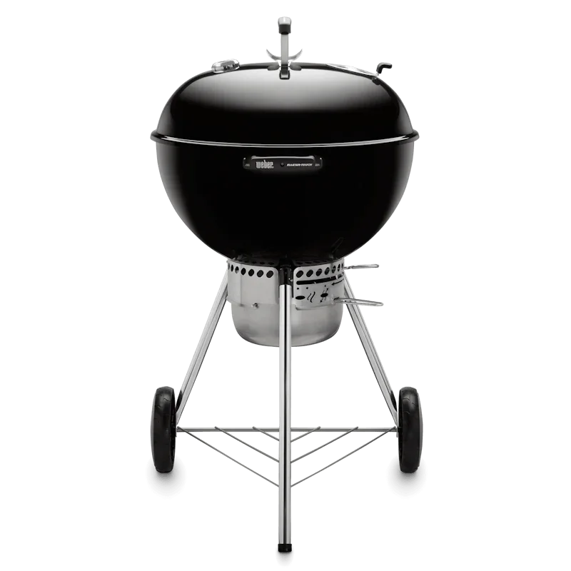 Hombre sostiene paquete de astillas de madera para ahumar, ideal para asados y bbq