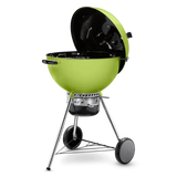 Asador a carbón portátil de color verde, ideal para parrilla y bbq, con tapa abierta y ruedas.