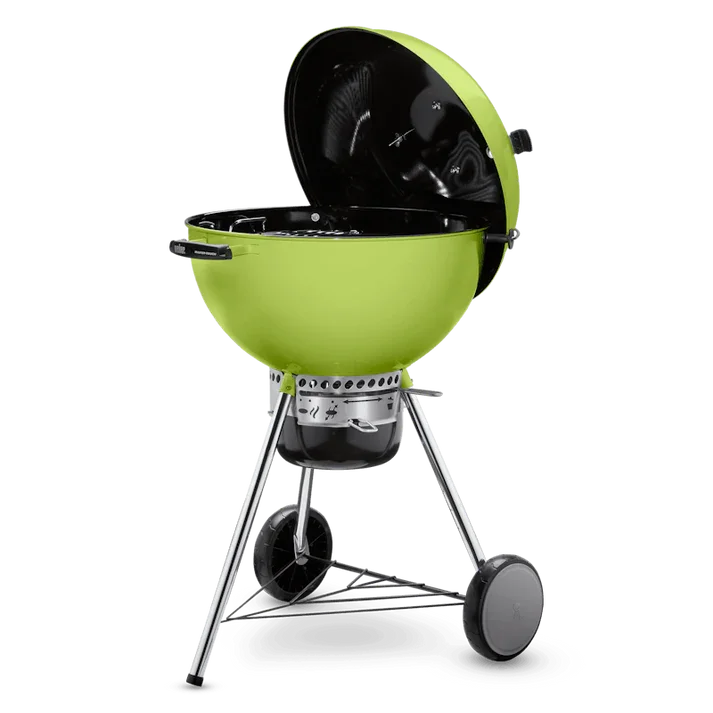 Asador a carbón portátil de color verde, ideal para parrilla y bbq, con tapa abierta y ruedas.