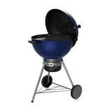 Asador a carbón portátil azul con tapa abierta, ideal para parrilla, ahumados y BBQ
