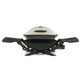 Asador de gas portátil color blanco con tapas laterales, ideal para parrilla y BBQ