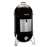 Ahumador vertical negro de carbón con puerta metálica, ideal para asados y bbq en exteriores