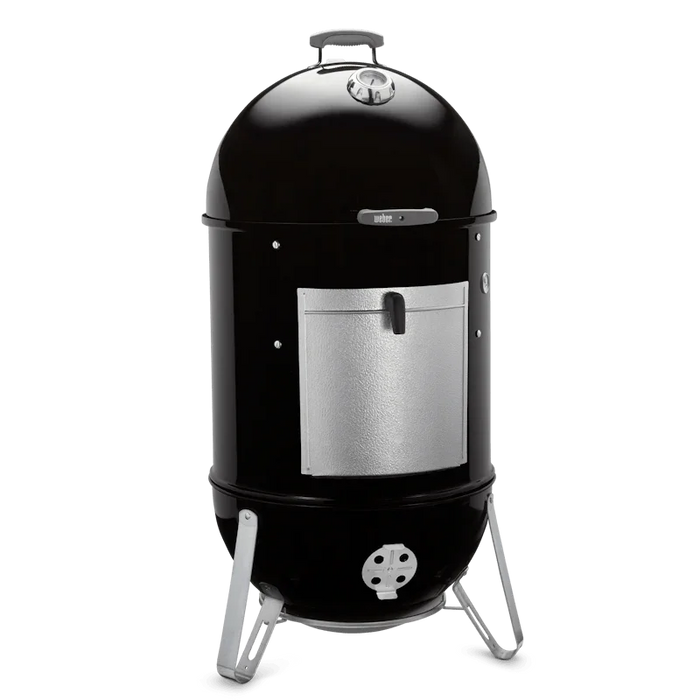 Ahumador vertical negro de carbón con puerta metálica, ideal para asados y bbq en exteriores