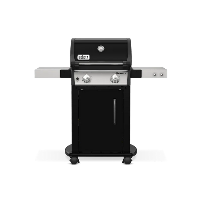 Hombre sostiene paquete de astillas de madera para ahumar, ideal para asados, parrilla y bbq